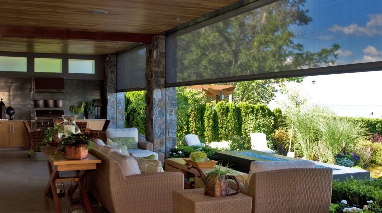 Outdoor kitchen and entertainment area with Phantom motorized screens