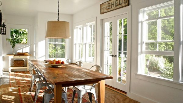 Retractable screens keep your kitchen and dining room fresh, light, and bug free.